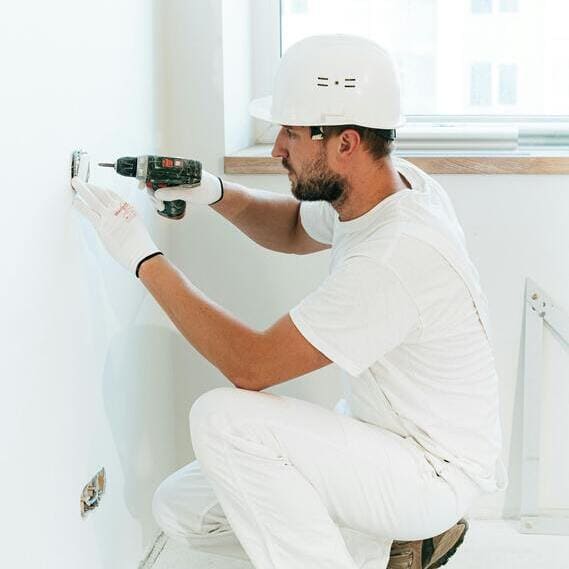 gestion-integral-del-alquiler-hombre-con-taladro